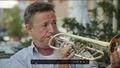 Strawanzen in Fürth, Christoph Well mit Trompete in Fürth bei Dreharbeiten am Grünen Markt, 2018 <span class="smw-highlighter" data-type="8" data-state="inline" data-title="Hinweis" title="Urheber: Bay. RundfunkLizenz: copyright"><span class="smwtticon note"></span><span class="smwttcontent">Urheber: Bay. Rundfunk<br><br>Lizenz: copyright</span></span>