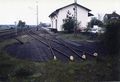Lagerschuppen und Ladegleise am Bahnhof Vach (Mai 1991) mit der stillgelegten Drehscheibe mit ... <span class="smw-highlighter" data-type="8" data-state="inline" data-title="Hinweis" title="Lagerschuppen und Ladegleise am Bahnhof Vach (Mai 1991) mit der stillgelegten Drehscheibe mit Handbetrieb, mit der einzelne Waggons über die Herboldshofer Straße auf das Betriebsgelände der Firma Schricker &amp; Co. und danach Leistritz geschoben wurden. Rechts im Hintergrund die Fabrikanten-Villa und hinten das große Lagerhaus der Kunstmühle Vach.Urheber: Michael SmolarczikLizenz: CC BY-SA 3.0"><span class="smwtticon note"></span><span class="smwttcontent">Lagerschuppen und Ladegleise am Bahnhof Vach (Mai 1991) mit der stillgelegten Drehscheibe mit Handbetrieb, mit der einzelne Waggons über die Herboldshofer Straße auf das Betriebsgelände der Firma <!--LINK'" 0:340--> und danach <!--LINK'" 0:341--> geschoben wurden. Rechts im Hintergrund die Fabrikanten-Villa und hinten das große Lagerhaus der <!--LINK'" 0:342-->.<br>Urheber: Michael Smolarczik<br><br>Lizenz: CC BY-SA 3.0</span></span>