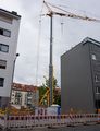 Kranaufstellung auf dem Baugrundstück, Anfang Juni 2020 <span class="smw-highlighter" data-type="8" data-state="inline" data-title="Hinweis" title="Urheber: AquilexLizenz: CC BY-SA 3.0"><span class="smwtticon note"></span><span class="smwttcontent">Urheber: Aquilex<br><br>Lizenz: CC BY-SA 3.0</span></span>