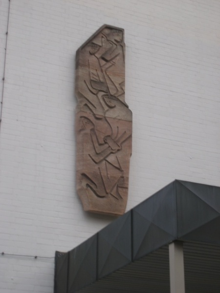 Datei:Stresemannplatz Wandrelief.JPG