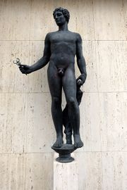 Kirchenstr. 6 Bronzeplastik I.JPG