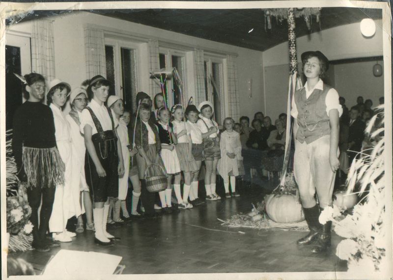 Datei:Maedchenkreis 1961.jpeg