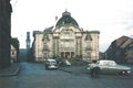 Blick vom Hallplatz auf Stadttheater und Bäumenstraße mit Rathausturm, ca. 1974. An den ... <span class="smw-highlighter" data-type="8" data-state="inline" data-title="Hinweis" title="Blick vom Hallplatz auf Stadttheater und Bäumenstraße mit Rathausturm, ca. 1974. An den Treppenstufen zum Theater sind noch die weißen Luftschutzmarkierungen erkennbarUrheber: Hermann SteinmetzLizenz: CC BY-SA 3.0"><span class="smwtticon note"></span><span class="smwttcontent">Blick vom Hallplatz auf Stadttheater und Bäumenstraße mit Rathausturm, ca. 1974. An den Treppenstufen zum Theater sind noch die weißen Luftschutzmarkierungen erkennbar<br>Urheber: Hermann Steinmetz<br><br>Lizenz: CC BY-SA 3.0</span></span>