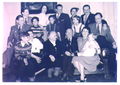 Der Neumann-Familienclan um 1950: vorne Mitte Emil Neumann (3) mit Gattin, dahinter Kurt Neumann (1) ... <span class="smw-highlighter" data-type="8" data-state="inline" data-title="Hinweis" title="Der Neumann-Familienclan um 1950: vorne Mitte Emil Neumann (3) mit Gattin, dahinter Kurt Neumann (1) und Max Neumann (2), vordere Reihe Karl Hans Appel (4), Gertrud Appel, geb. Neumann (6), Thea Neumann (7) und Rainer Appel (5)Urheber: unbekanntLizenz: CC BY-SA 3.0"><span class="smwtticon note"></span><span class="smwttcontent">Der Neumann-Familienclan um 1950: vorne Mitte Emil Neumann (3) mit Gattin, dahinter Kurt Neumann (1) und Max Neumann (2), vordere Reihe Karl Hans Appel (4), Gertrud Appel, geb. Neumann (6), Thea Neumann (7) und Rainer Appel (5)<br>Urheber: unbekannt<br>Lizenz: CC BY-SA 3.0</span></span>