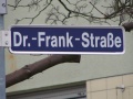 Straßenschild Dr.-Frank-Straße <span class="smw-highlighter" data-type="8" data-state="inline" data-title="Hinweis" title="Urheber: BaringelLizenz: CC BY-SA 3.0"><span class="smwtticon note"></span><span class="smwttcontent">Urheber: <!--LINK'" 2:9--><br><br><br>Lizenz: CC BY-SA 3.0</span></span>