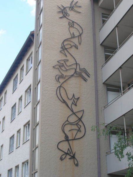 Datei:Komotauer Str. 5 Drahtplastik.JPG