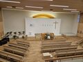 Neuapostolische Kirche, Gottesdienstsaal, Blick auf Altar, Okt 2025 <span class="smw-highlighter" data-type="8" data-state="inline" data-title="Hinweis" title="Lizenz: CC BY 3.0"><span class="smwtticon note"></span><span class="smwttcontent">Lizenz: CC BY 3.0</span></span>