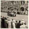 Erntedankfestzug in der Schwabacher Straße, 1957 <span class="smw-highlighter" data-type="8" data-state="inline" data-title="Hinweis" title="Urheber: K. GugelLizenz: CC BY-SA 4.0"><span class="smwtticon note"></span><span class="smwttcontent">Urheber: K. Gugel<br><br>Lizenz: CC BY-SA 4.0</span></span>