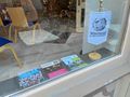 FürthWiki-Laden, Schaufenster rechts mit Werbematerial Wikipedia, Wikidata, Wikimedia <span class="smw-highlighter" data-type="8" data-state="inline" data-title="Hinweis" title="Urheber: Ralph StenzelLizenz: CC BY-SA 3.0"><span class="smwtticon note"></span><span class="smwttcontent">Urheber: <!--LINK'" 0:119--><br><br>Lizenz: CC BY-SA 3.0</span></span>