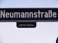 Straßenschild Neumannstraße mit Erläuterung <span class="smw-highlighter" data-type="8" data-state="inline" data-title="Hinweis" title="Urheber: BaringelLizenz: CC BY-SA 3.0"><span class="smwtticon note"></span><span class="smwttcontent">Urheber: <!--LINK'" 2:18--><br><br>Lizenz: CC BY-SA 3.0</span></span>