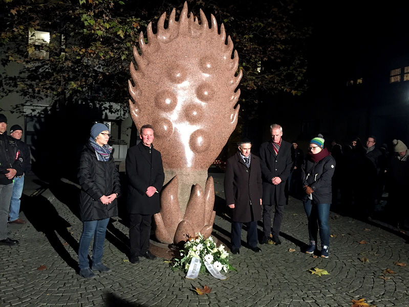 Datei:Gedenkfeier Pogrom Nov 2016.jpg