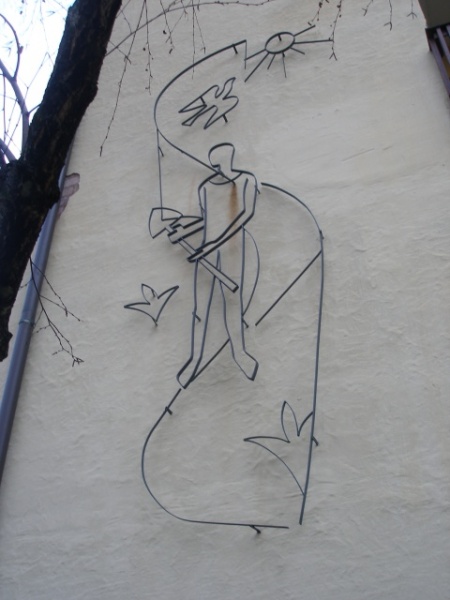 Datei:Herrnstr. 48 Drahtplastik.JPG