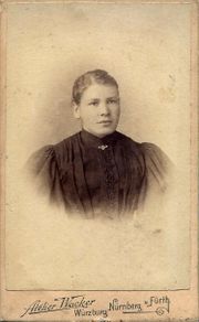 Wacker junge Frau mit Schmuck.jpg