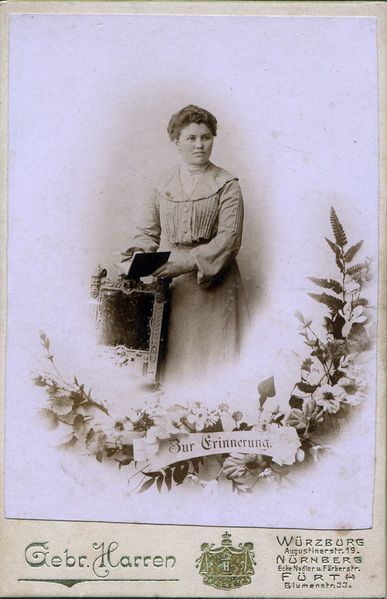 Datei:Frau mit Buch.jpg