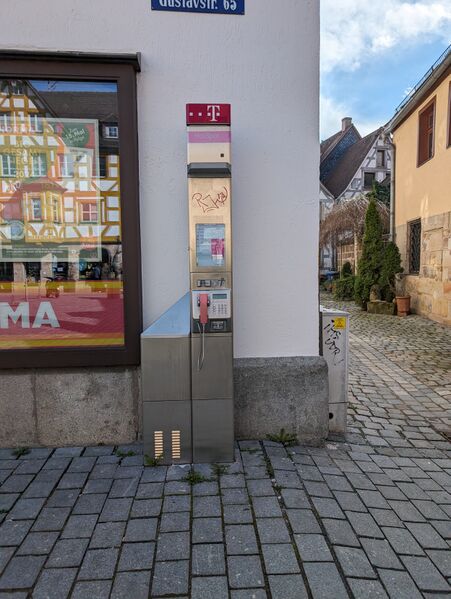 Datei:Telefonzelle GrünerMarkt.jpeg