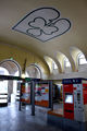 Hauptbahnhof, hier Vorhalle von Innen mit Kleeblatt-Wappen an der Decke und Verkaufsautomaten, 2015 <span class="smw-highlighter" data-type="8" data-state="inline" data-title="Hinweis" title="Urheber: Kamran SalimiLizenz: CC BY-SA 3.0"><span class="smwtticon note"></span><span class="smwttcontent">Urheber: <!--LINK'" 0:62--><br><br>Lizenz: CC BY-SA 3.0</span></span>