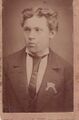 Junger Mann, um 1880 <span class="smw-highlighter" data-type="8" data-state="inline" data-title="Hinweis" title="Urheber: Atelier Eugen PoppLizenz: CC BY-SA 3.0"><span class="smwtticon note"></span><span class="smwttcontent">Urheber: Atelier Eugen Popp<br>Lizenz: CC BY-SA 3.0</span></span>