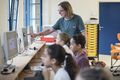 Ein Freiwilliger gibt einen PC-Kurs in einer Schule <span class="smw-highlighter" data-type="8" data-state="inline" data-title="Hinweis" title="Urheber: Tanja ElmLizenz: copyright"><span class="smwtticon note"></span><span class="smwttcontent">Urheber: Tanja Elm<br><br>Lizenz: copyright</span></span>