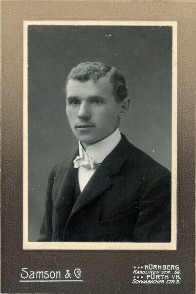 Datei:MiF Mann mit Fliege.jpg