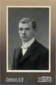 Porträt eines jungen Mannes im Anzug mit Fliege, ca. 1920 <span class="smw-highlighter" data-type="8" data-state="inline" data-title="Hinweis" title="Urheber: Samson &amp; Co.Lizenz: CC BY-SA 4.0"><span class="smwtticon note"></span><span class="smwttcontent">Urheber: <!--LINK'" 0:89--><br><br>Lizenz: CC BY-SA 4.0</span></span>