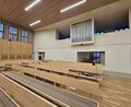 Neuapostolische Kirche, Gottesdienstsaal, Blick auf Orgel, Okt 2025 <span class="smw-highlighter" data-type="8" data-state="inline" data-title="Hinweis" title="Lizenz: CC BY 3.0"><span class="smwtticon note"></span><span class="smwttcontent">Lizenz: CC BY 3.0</span></span>