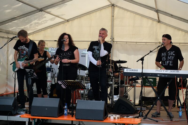 Datei:6 Feet Four 7.jpg