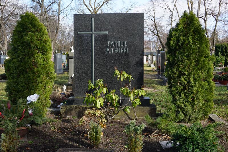 Datei:Grab Fam.A.Teufel 1.jpeg